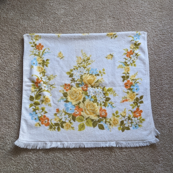 Dundee Bath Vintage Dundee A Golden Crown Coordinate White Yellow